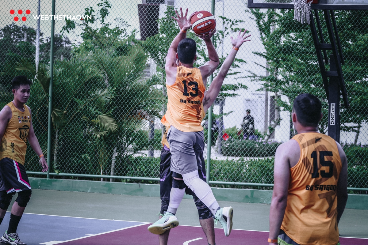 Khai mạc giải Bóng rổ 4x4 Vstar League 2019: Cháy hết mình cùng quả bóng cam bất chấp cái nắng chói chang Khai mạc giải Bóng rổ 4x4 Vstar League 2019: Cháy hết mình cùng quả bóng cam bất chấp cái nắng chói chang